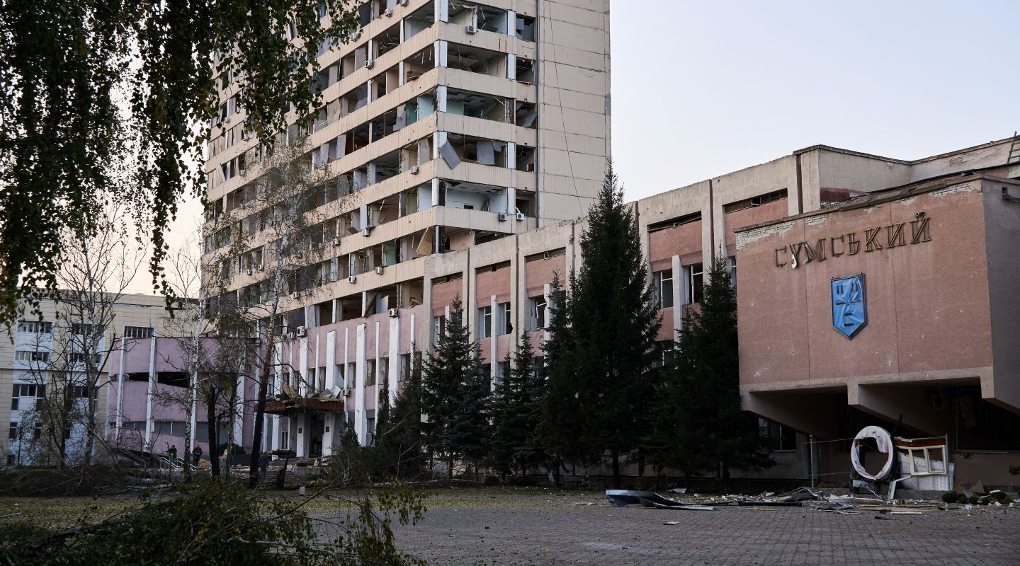Росіяни вдарили авіабомбою по Сумському державному університету
